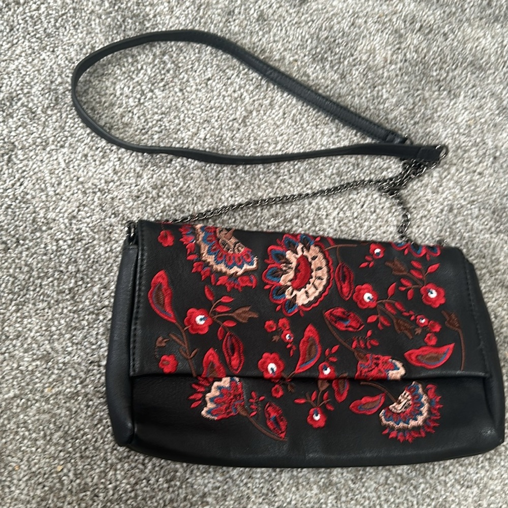 Torrid clutch with strap